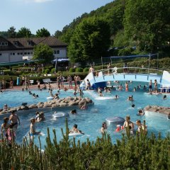 Blick auf das Spaßbecken im Bad Schwalbacher Freibad