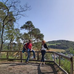 Ein Wanderpaar genießt den Ausblick vom Bräunchesberg-Tempel