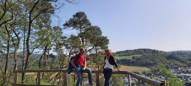 Ein Wanderpaar genießt den Ausblick vom Bräunchesberg-Tempel