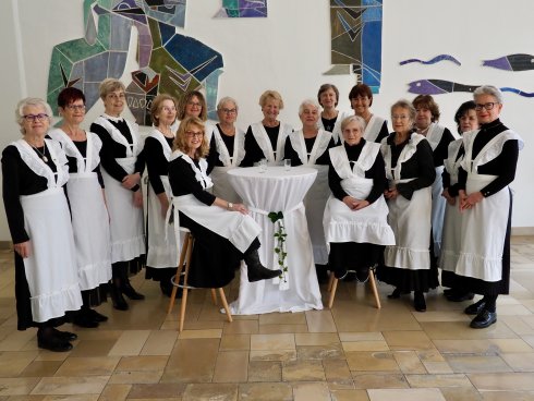 Brunnenfrauen im Weinbrunnen Blick auf die Brunnenfrauen im historischen Gewand im Weinbrunnen