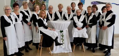 Blick auf die Brunnenfrauen im historischen Gewand im Weinbrunnen 