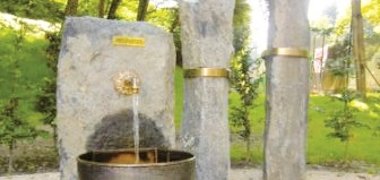 Blick auf den Ehebrunnen im Bad Schwalbacher Kurpark