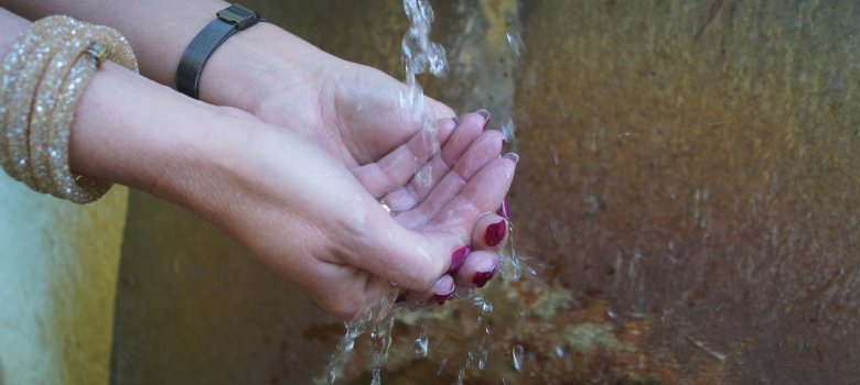 Das Heilwasser aus dem Sauerbrunnen erfrischt