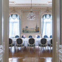 Einblick durch die Flügeltür in den Blauen Salon mit Reihenbestuhlung
