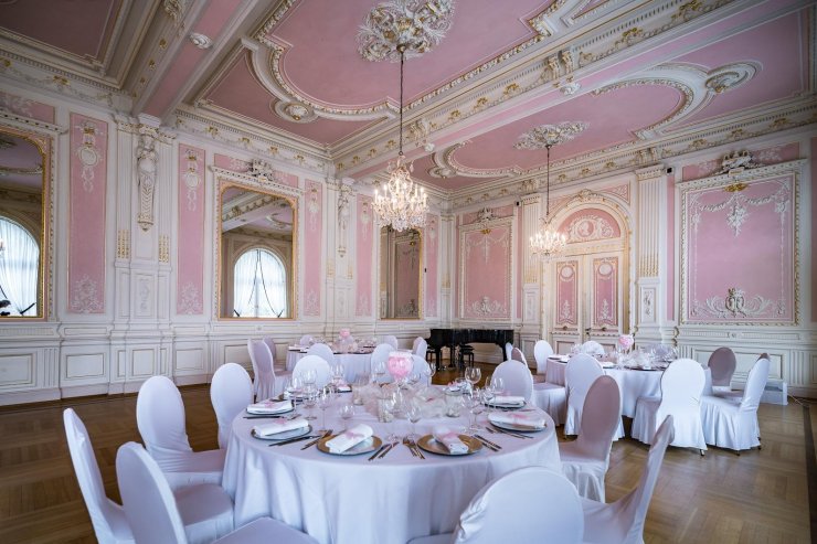 Rokoko-Saal mit Bankettbestuhlung Blick in den Rokoko-Saal mit Bankettbestuhlung