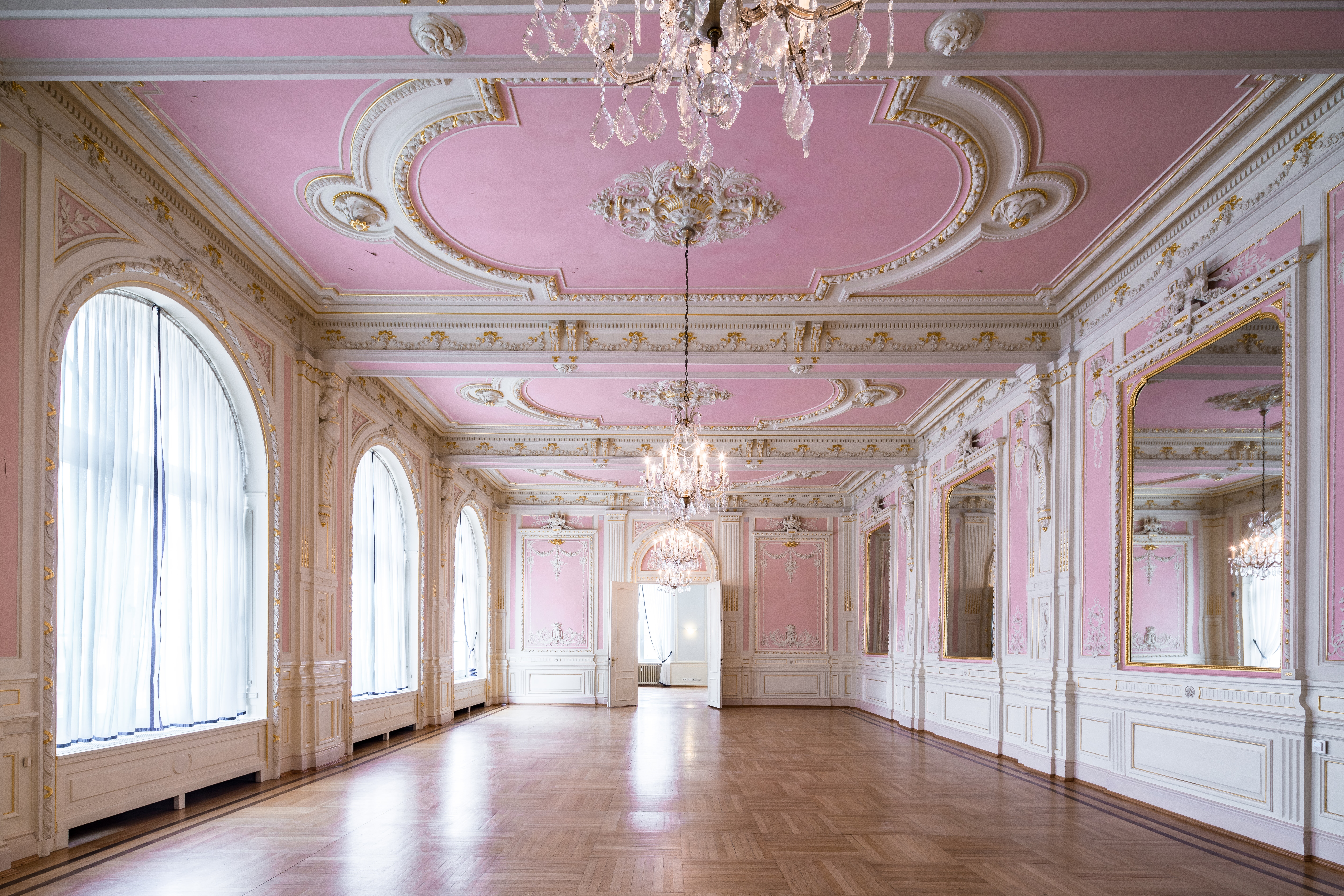 Blick in den leeren Rokoko-Saal des Alleesaal-Gebäudes