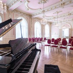 Blick in den Rokoko-Saal mit Flügel und Konzertbestuhlung