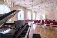 Rokoko-Saal mit Flügel Blick in den Rokoko-Saal mit Flügel und Konzertbestuhlung