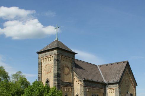 Blick auf die Neuapostolische Kirche in Bad Schwalbach