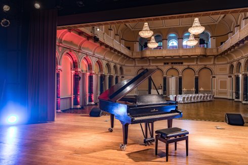 Kurhaus Bad Schwalbach_Großer Saal mit Flügel Blick auf die Bühne mit Flügel im Großen Saal des Bad Schwalbacher Kurhauses