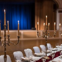 Blick in den Großen Saal mit Tischbestuhlung