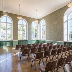 Einblick in den Grünen Salon des Bad Schwalbacher Kurhauses mit Reihenbestuhlung