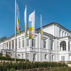 Außenansicht auf das Kurhaus in Bad Schwalbach mit Fahnen