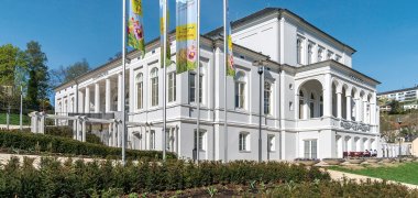 Kurhaus Bad Schwalbach Außenansicht Außenansicht auf das Kurhaus in Bad Schwalbach mit Fahnen