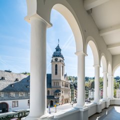 Blick vom Balkon des Bad Schwalbacher Kurhauses auf die Kirche St Elisabeth und das Alleesaal-Gebäude