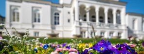 Außenansicht auf das Kurhaus in Bad Schwalbach mit Fahnen