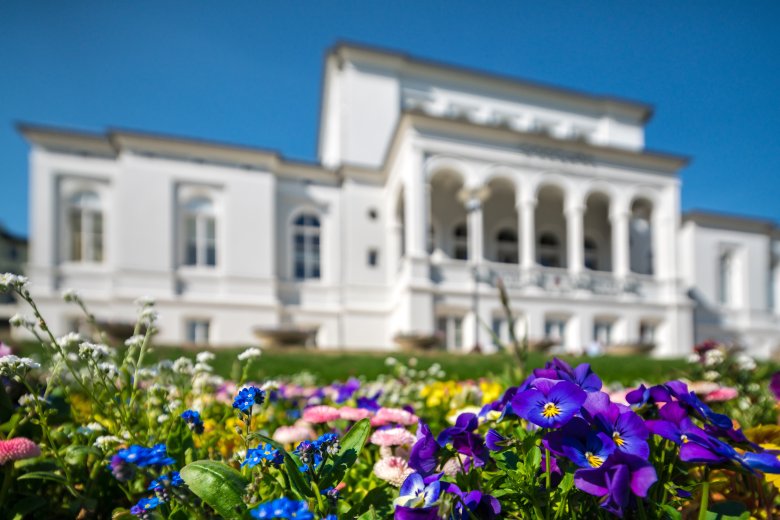 Kurhaus Bad Schwalbach_Blumen im Vordergrund Frontalansicht auf das Kurhaus in Bad Schwalbach mit Blumen im Vordergrund