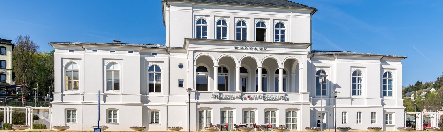 Blick auf das Kurhaus von Bad Schwalbach von der Straße "Am Kurpark"