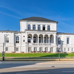 Blick auf das Kurhaus von Bad Schwalbach von der Straße "Am Kurpark"