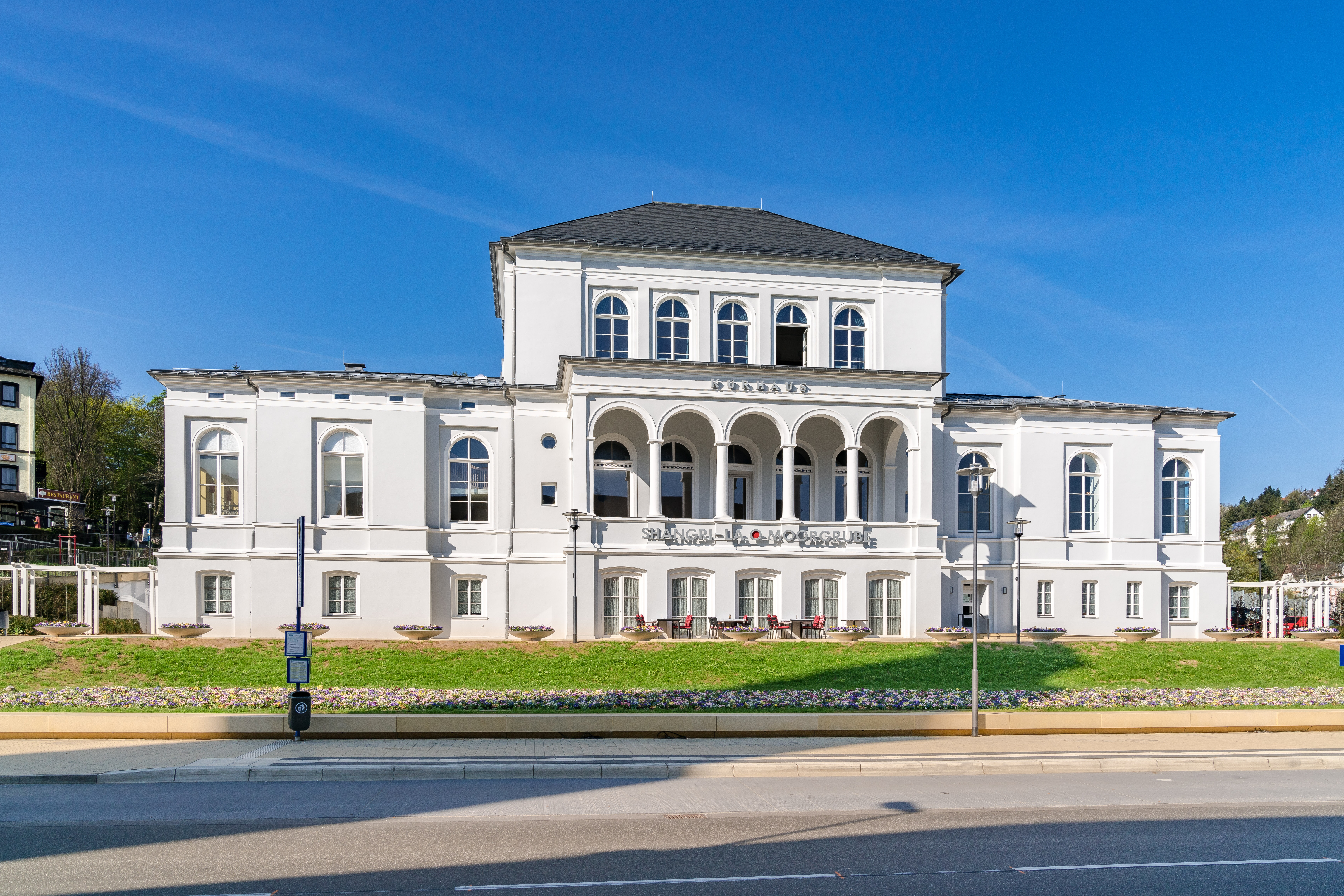 Kurhaus Bad Schwalbach_Frontalansicht Blick auf das Kurhaus von Bad Schwalbach von der Straße "Am Kurpark"