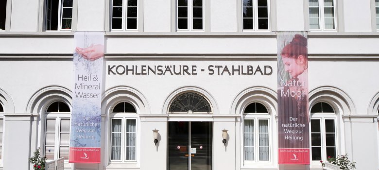 Blick auf den Eingang des Stahlbadehauses in Bad Schwalbach