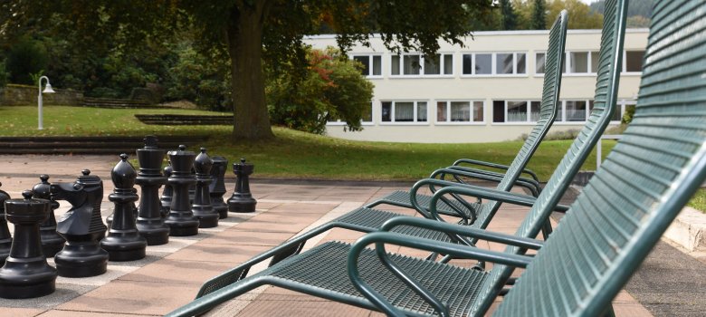 Ruheplätze und Schachspiel auf dem Klinikgelände der Montanus-Klinik in Bad Schwalbach
