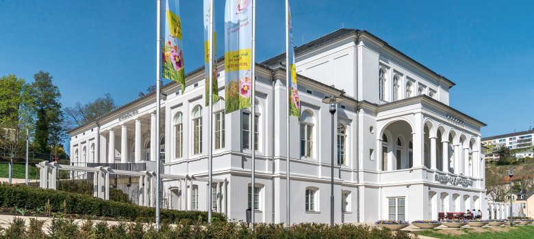Außenansicht auf das Kurhaus in Bad Schwalbach mit Fahnen
