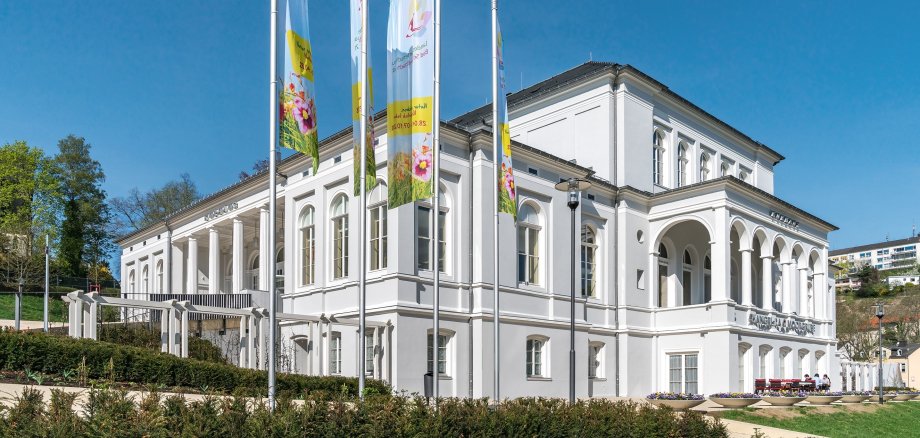 Außenansicht auf das Kurhaus in Bad Schwalbach mit Fahnen