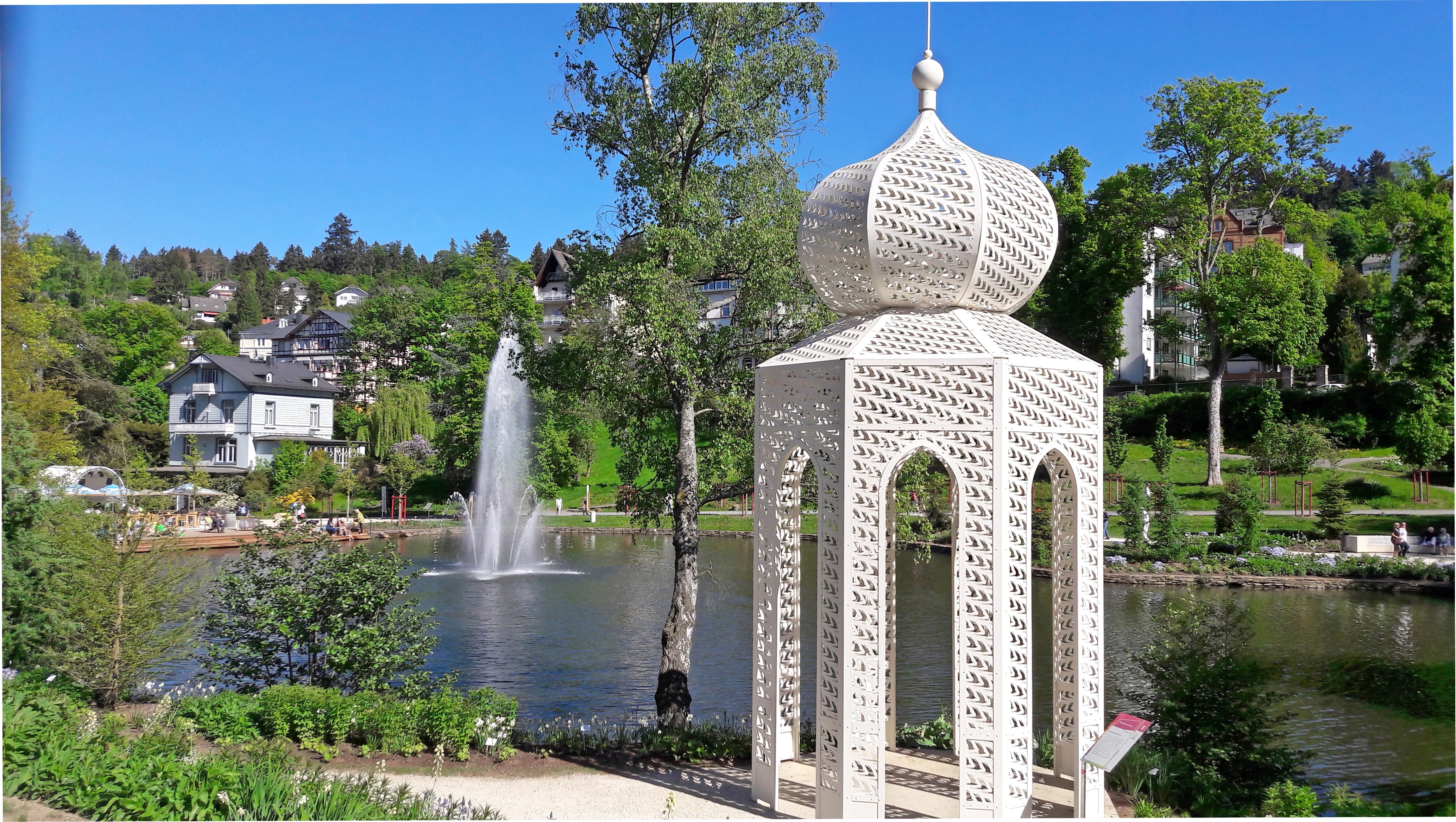 Kurweiher mit Fontaine und Schwalbentempel im Vordergrund