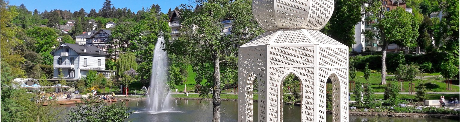 Kurweiher mit Fontaine und Schwalbentempel im Vordergrund