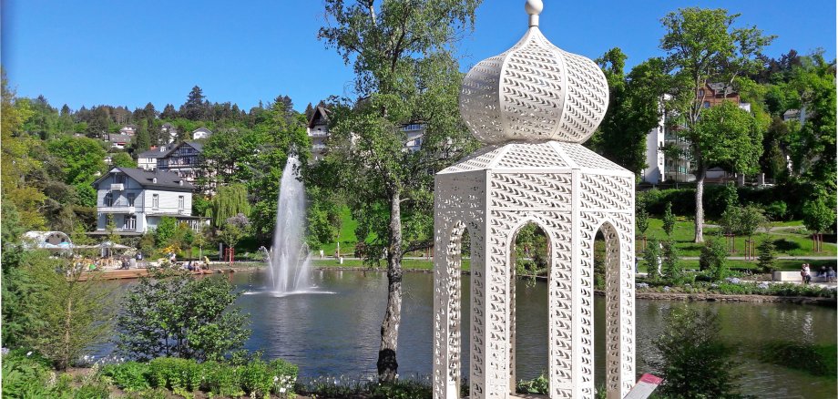 Kurweiher mit Fontaine und Schwalbentempel im Vordergrund