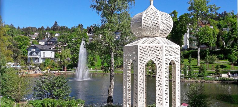 Kurweiher mit Fontaine und Schwalbentempel im Vordergrund