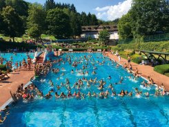 Freibad Bad Schwalbach Die Badegäste im Freibad von Bad Schwalbach