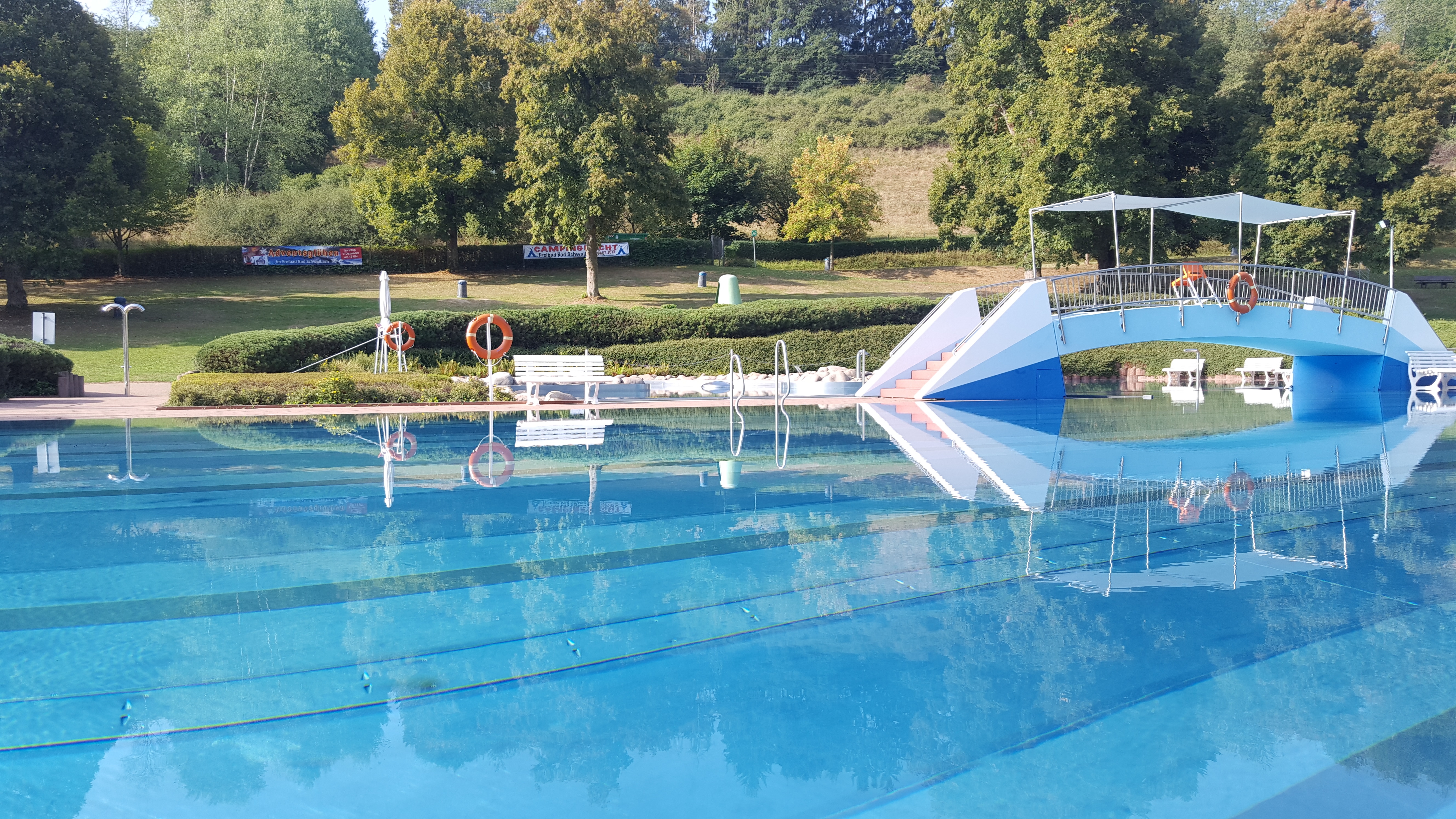 Blick auf das Schwimmerbecken des Bad Schwalbacher Freibades