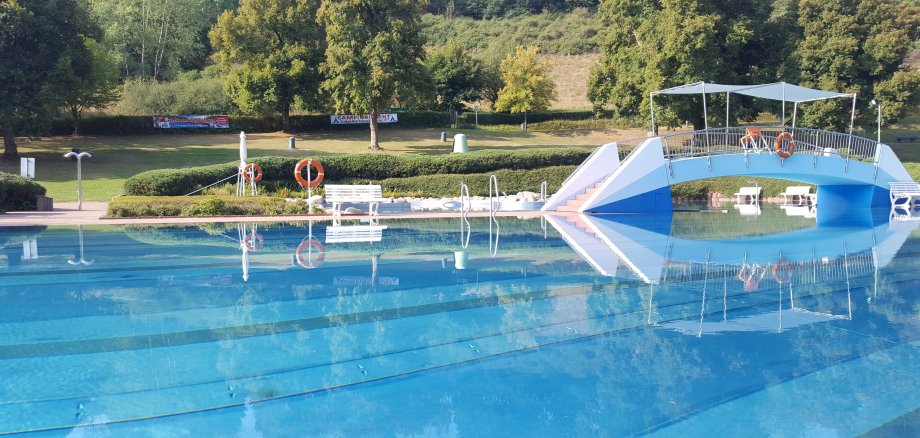 Blick auf das Schwimmerbecken des Bad Schwalbacher Freibades