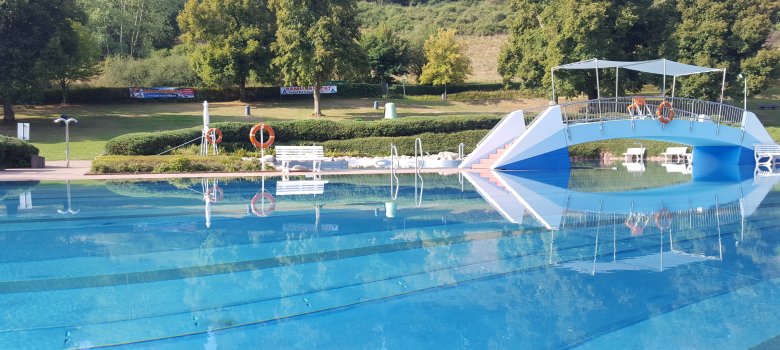 Blick auf das Schwimmerbecken des Bad Schwalbacher Freibades