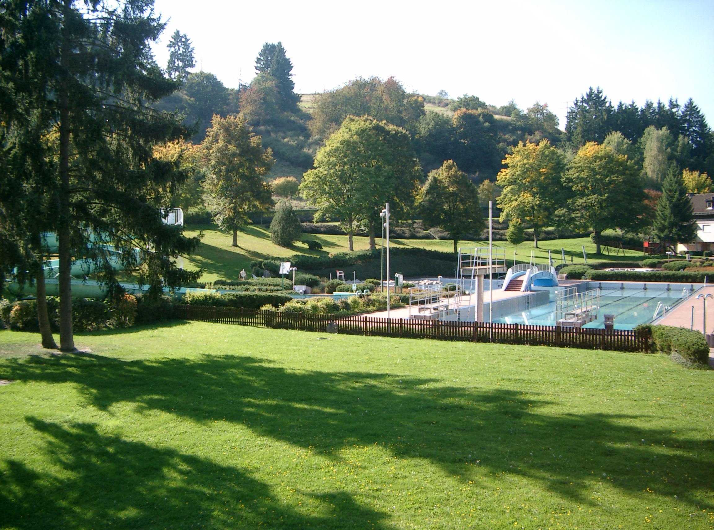 Blick auf die Liegewiese des Bad Schwalbacher Freibads