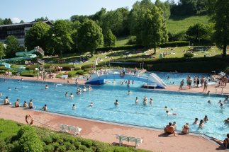 Freibad Bad Schwalbach Blick auf das Schwimmerbecken im Bad Schwalbacher Freibad