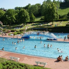 Blick auf das Schwimmerbecken im Bad Schwalbacher Freibad
