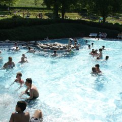 Blick auf das Spaßbecken im Bad Schwalbacher Freibad