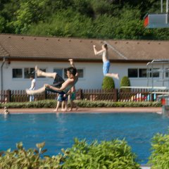 Blick auf den Sprungturm im Bad Schwalbacher Freibad