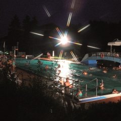 Badevergnügen am Abend mit Musik im Bad Schwalbacher Freibad