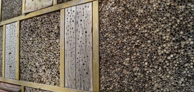 Blick auf die Details des Insektenhotels im Kneipp-Heilpflanzengarten