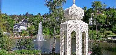 Kurweiher mit Fontaine und Schwalbentempel im Vordergrund