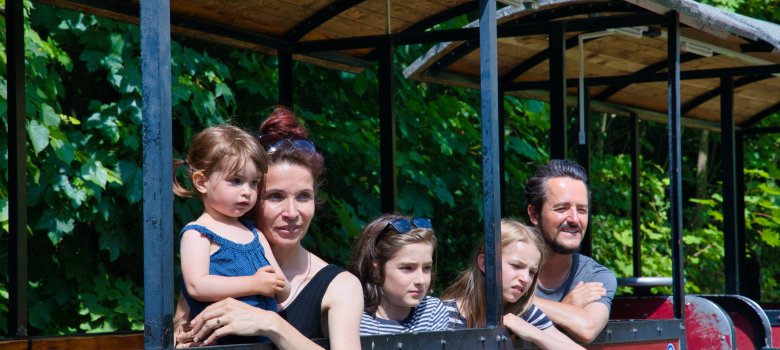 Familie in der Moorbahn