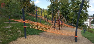 Blick auf den Waldspielplatz im Kurpark von Bad Schwalbach