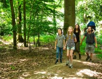 Familie beim Wandern Waldsee Bad Schwalbach