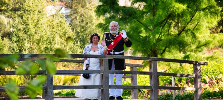 Sissi & Ludwig winken von der Brücke am Kurweiher