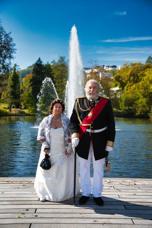 Sissi & Ludwig vor dem Kurweiher Sissi & Ludwig stehen vor dem Kurweiher mit Fontäne im Hintergrund