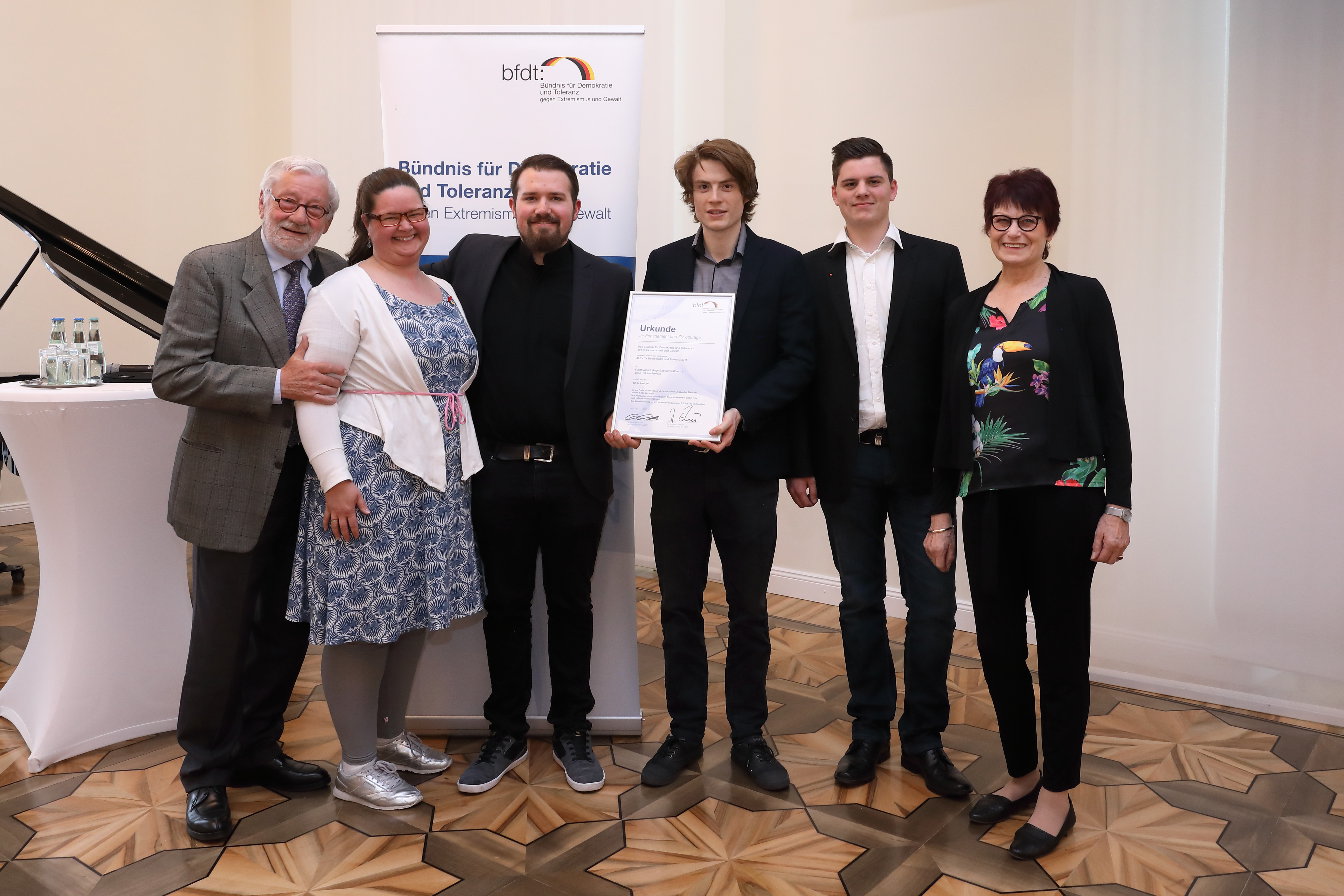 Preisverleihung in der Staatskanzlei Rheinland-Pfalz in Mainz (von links): Horst Hahn (Lions Club Untertaunus und Ideengeber des Projekts), Antje Borchert, Lukas Schmitz (Stille Helden Team), Marcel Opitz (Stille Helden Team), Sebastian Weber (Preisträger Stille Helden Award 2018), Monika Merkert (Jugenddezernentin des Rheingau-Taunus-Kreises)
